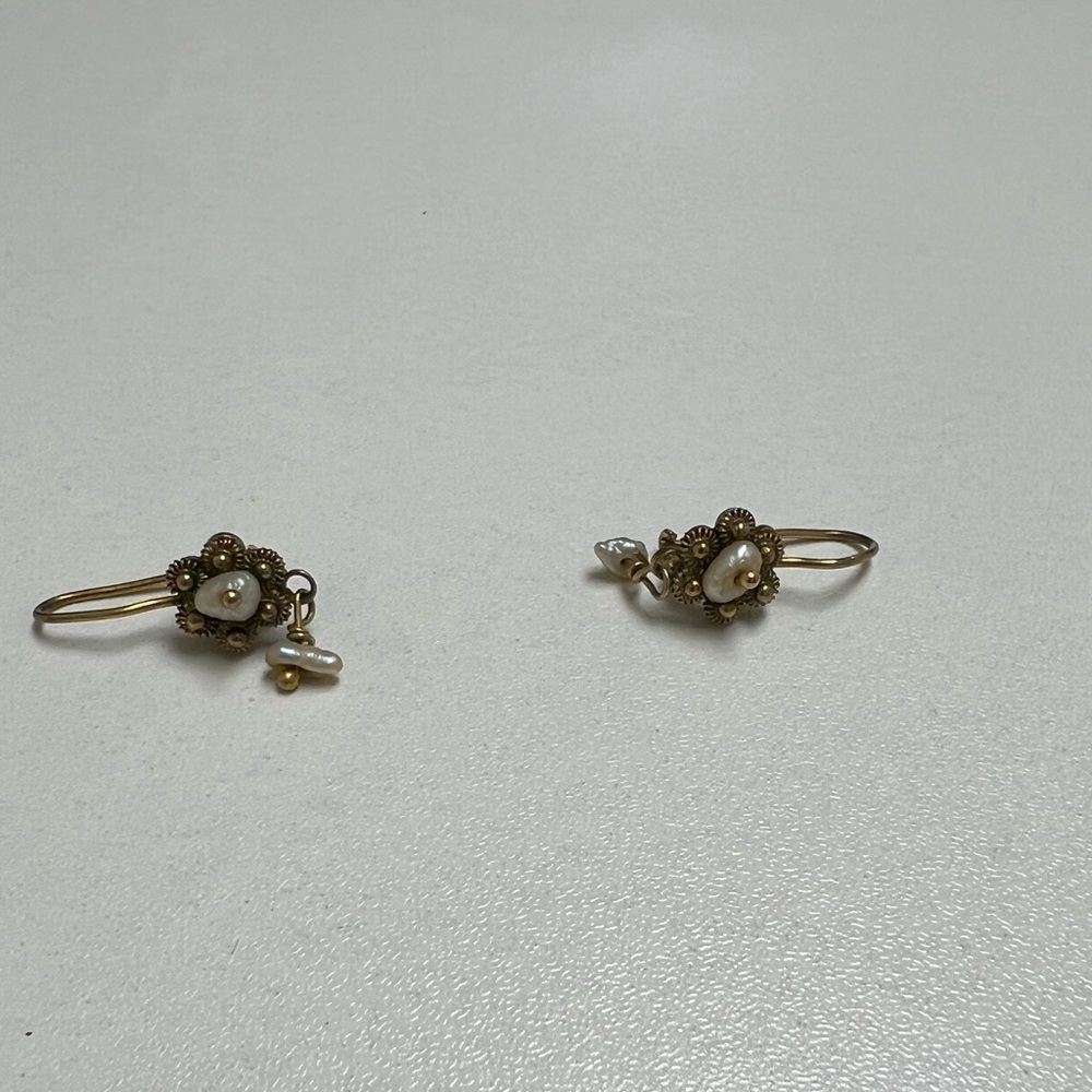 Vintage gold earrings with pearl